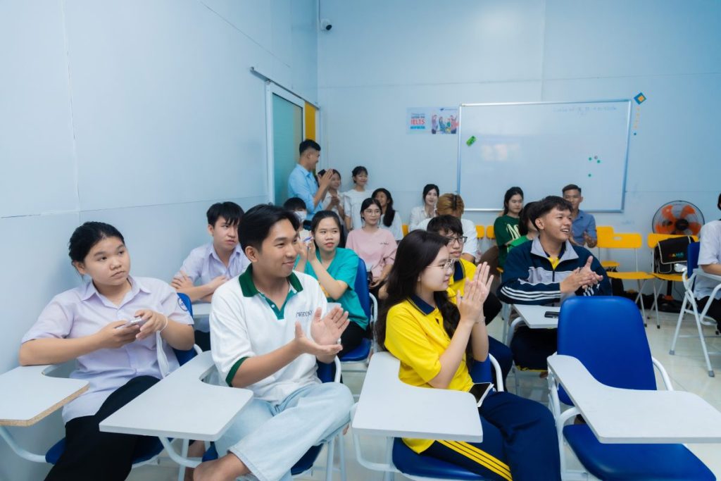 học viên húng khởi trong giờ học