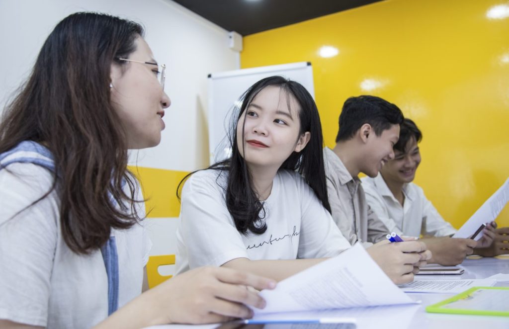 hình ảnh học viên lộ trình học tại chương trình đào tạo cơ sở hòa bình cơ sở hòa hội cơ sở đội 5 yêu thương cơ sở hòa hiệp cải thiện khả năng giao tiếp với tuyển dụng Logo Trung Tâm Anh Ngữ The English Studio - The English Studio Vietnam
